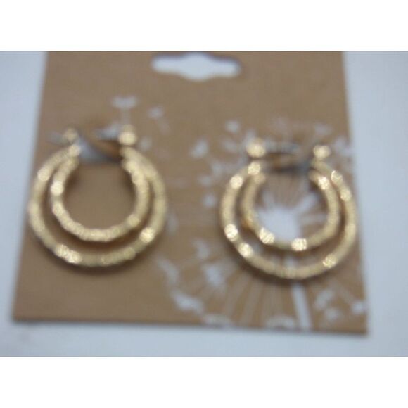 A pair of embossed double ring6/8" gold-tone hoop earrings with leverback clasp - Picture 3 of 4